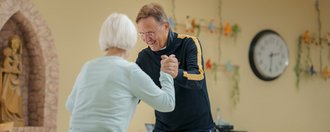 Matthias Pullem Haus ein Mann mit Brille tanzt vorsichtig mit einer aelteren Bewohnerin